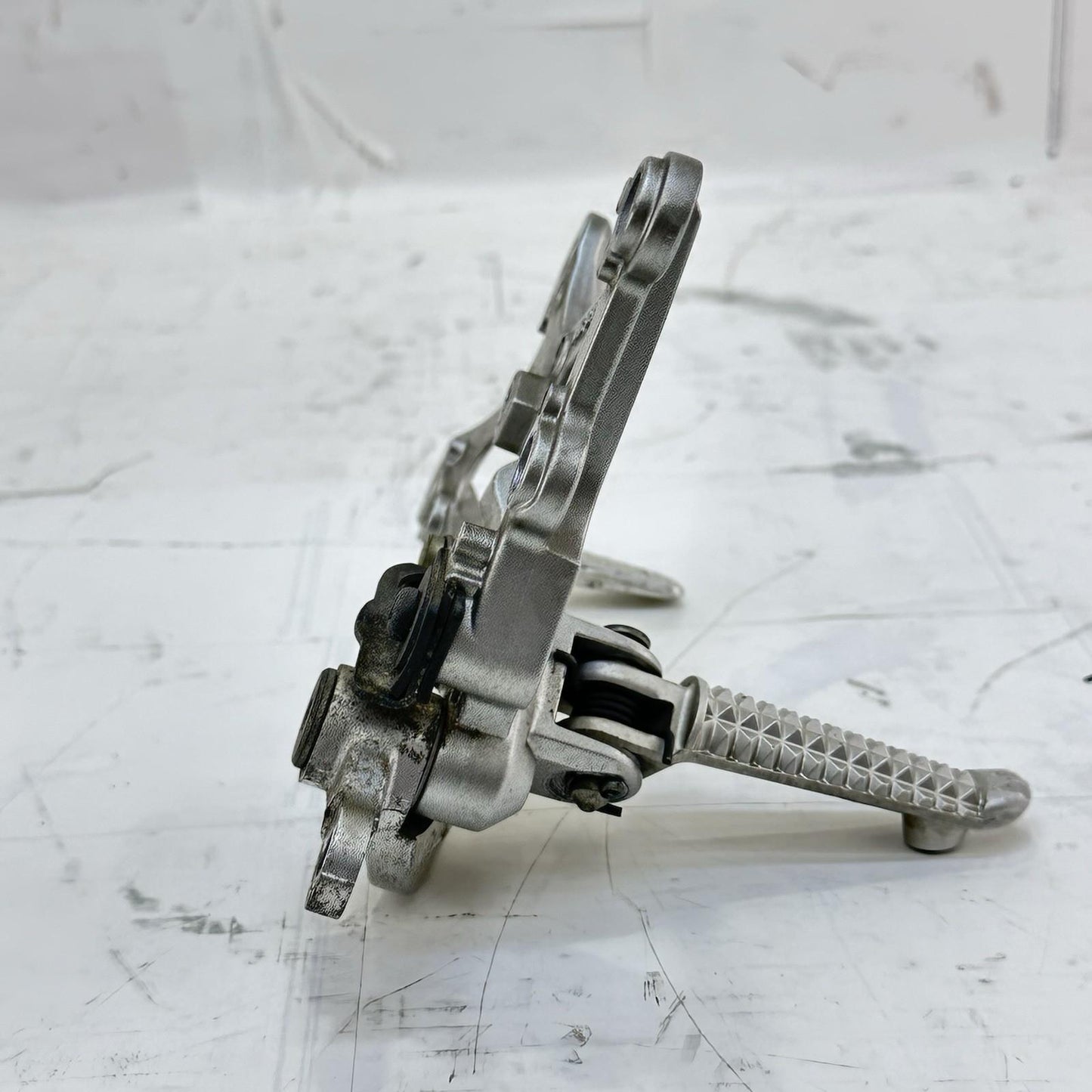 2009 - 2014 YAMAHA YZF R1 REAR SET SIDE FOOT CONTROL REST LEG PEG BRAKE PEDAL