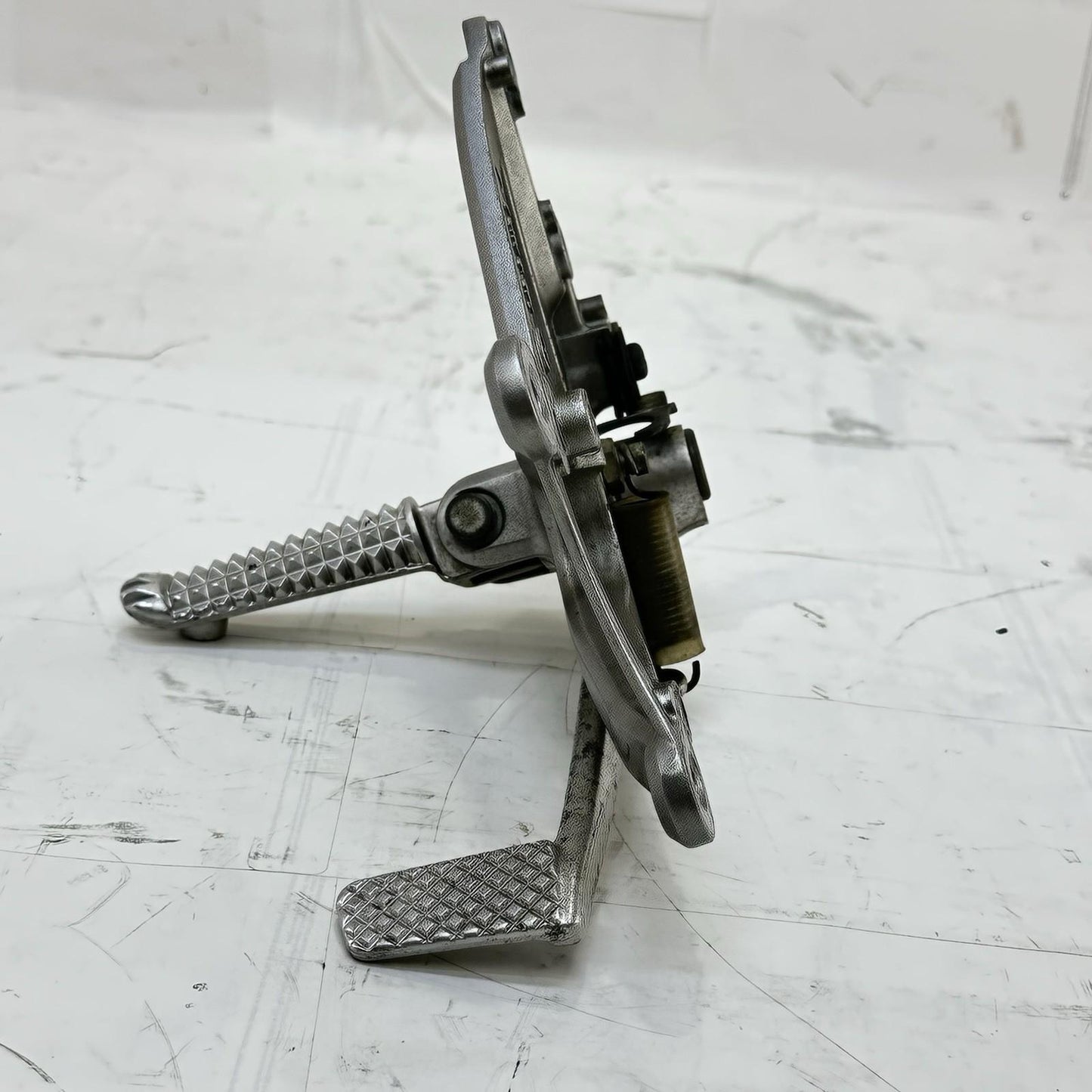 2009 - 2014 YAMAHA YZF R1 REAR SET SIDE FOOT CONTROL REST LEG PEG BRAKE PEDAL