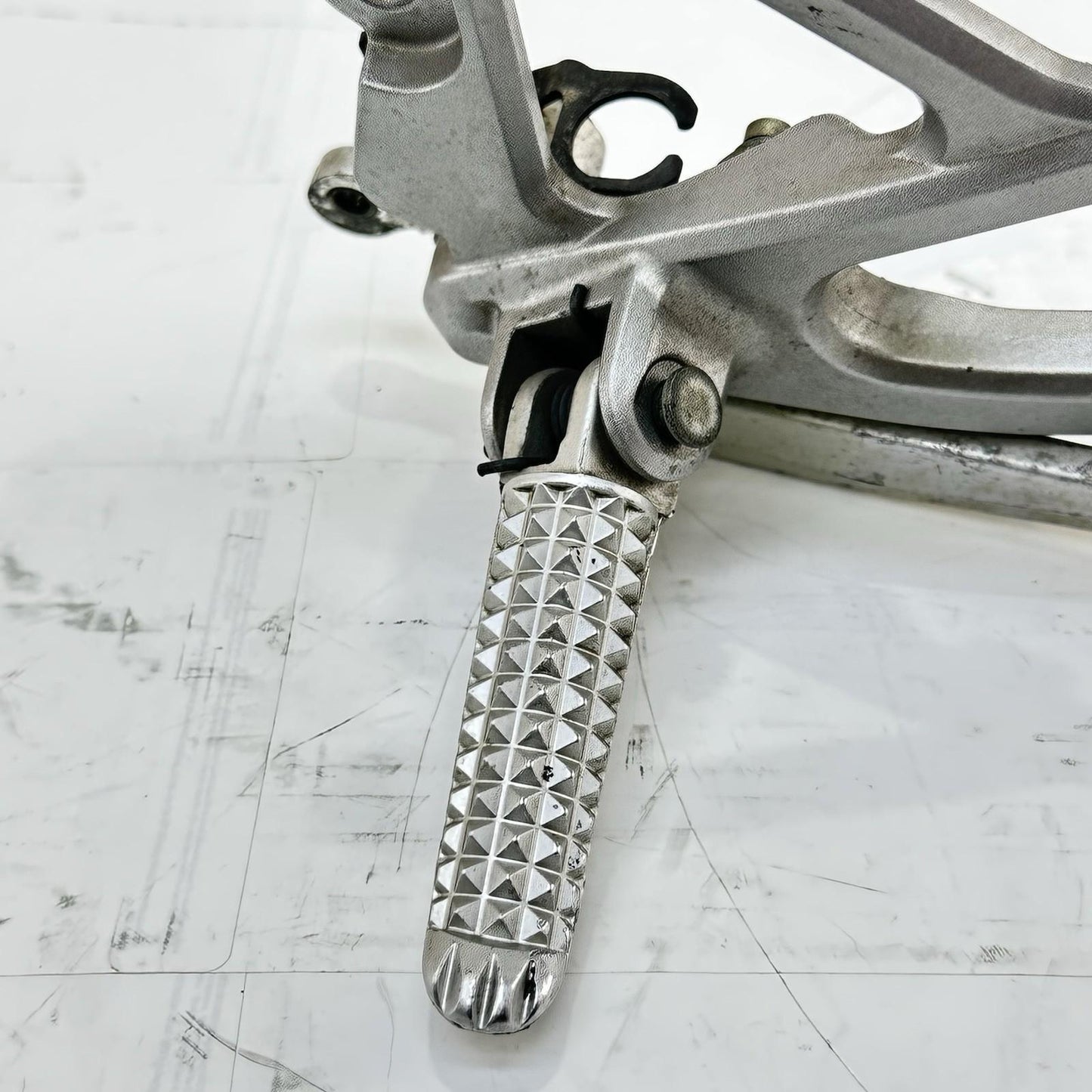 2009 - 2014 YAMAHA YZF R1 REAR SET SIDE FOOT CONTROL REST LEG PEG BRAKE PEDAL