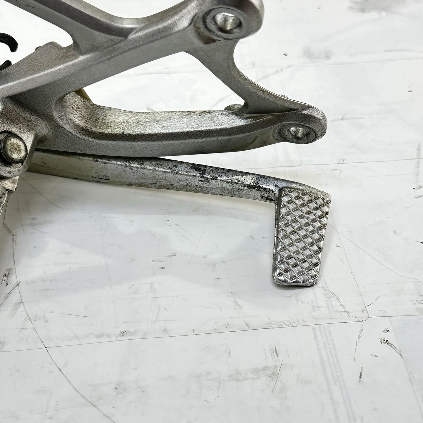 2009 - 2014 YAMAHA YZF R1 REAR SET SIDE FOOT CONTROL REST LEG PEG BRAKE PEDAL