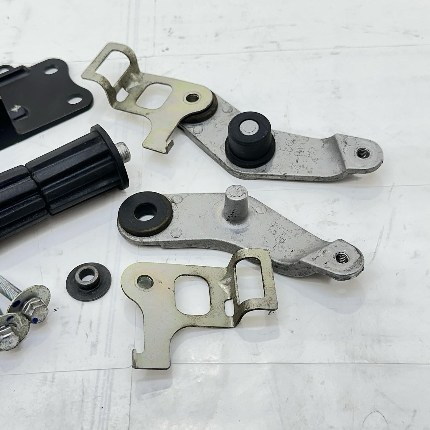 2009 - 2014 YAMAHA YZF R1 FUEL GAS TANK BRACKET MOUNT HARDWARE BOLTS SCREWS SET