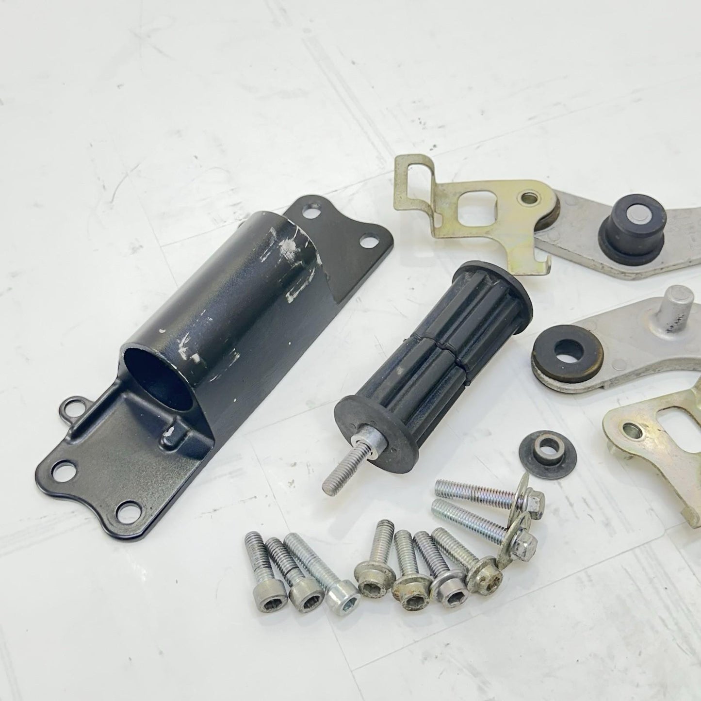 2009 - 2014 YAMAHA YZF R1 FUEL GAS TANK BRACKET MOUNT HARDWARE BOLTS SCREWS SET