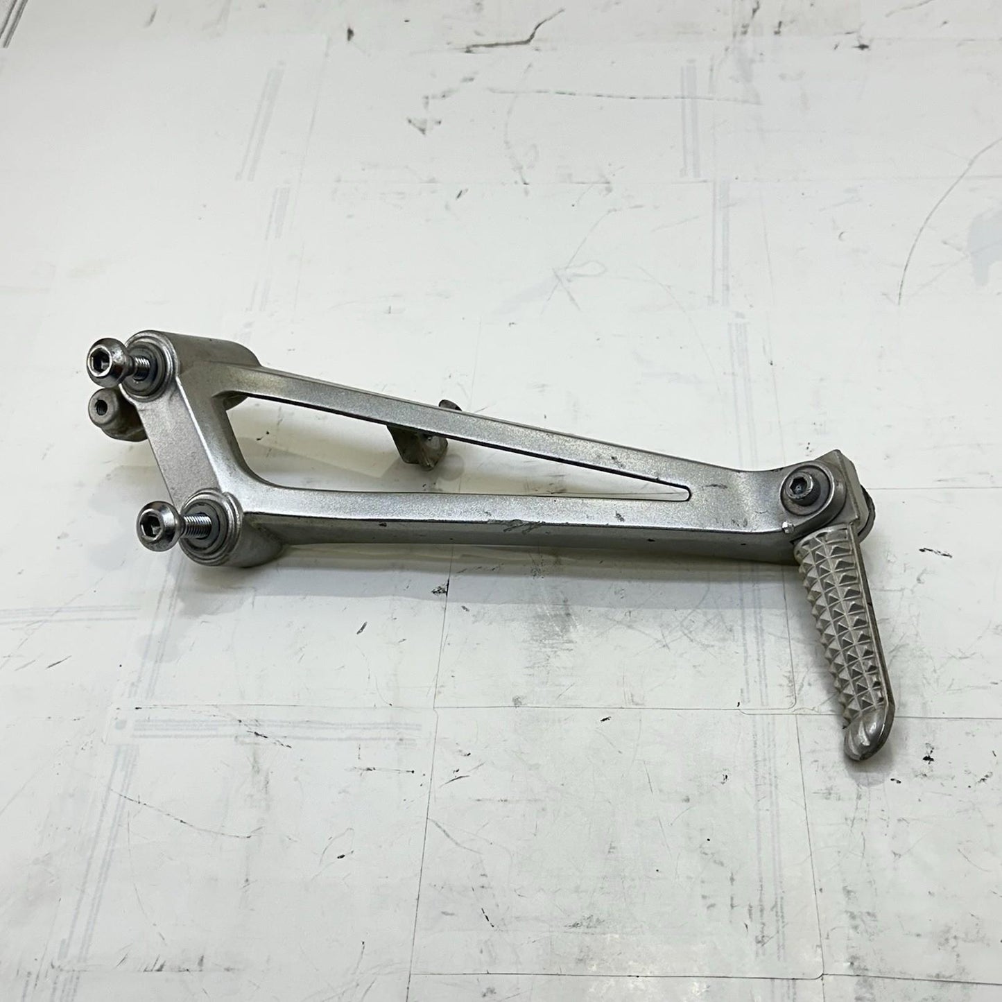 2009 - 2014 YAMAHA YZF R1 PASSENGER PEGS REAR FOOT LEG REST LEFT RIGHT SET STOCK