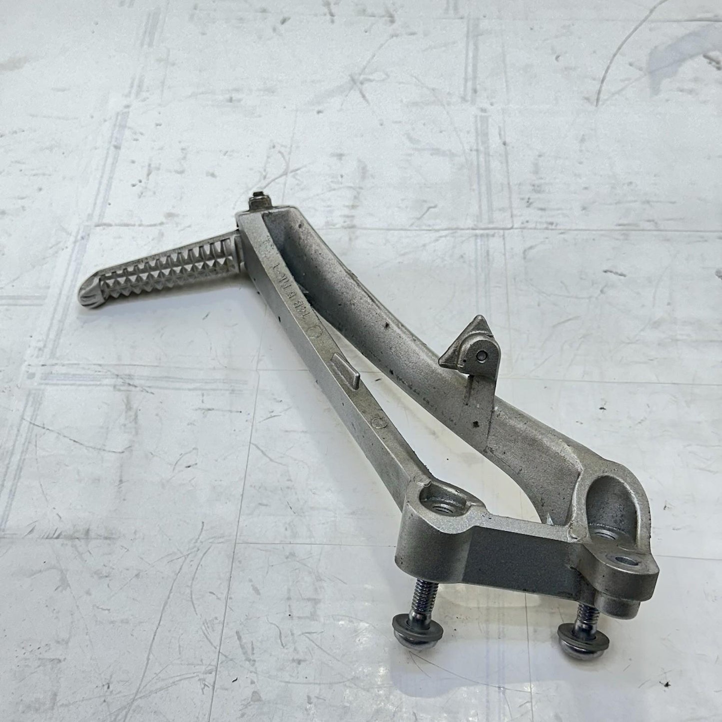 2009 - 2014 YAMAHA YZF R1 PASSENGER PEGS REAR FOOT LEG REST LEFT RIGHT SET STOCK