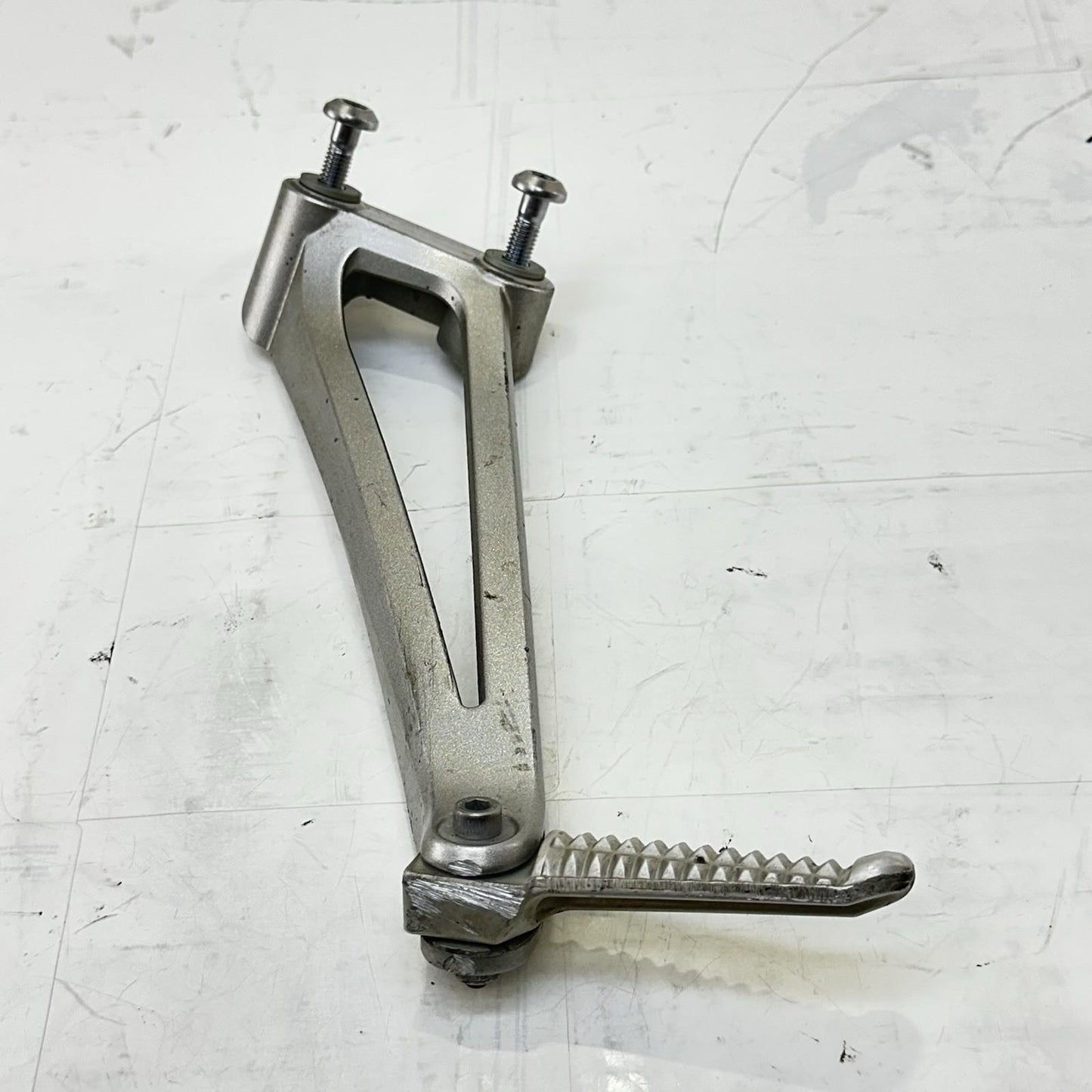 2009 - 2014 YAMAHA YZF R1 PASSENGER PEGS REAR FOOT LEG REST LEFT RIGHT SET STOCK