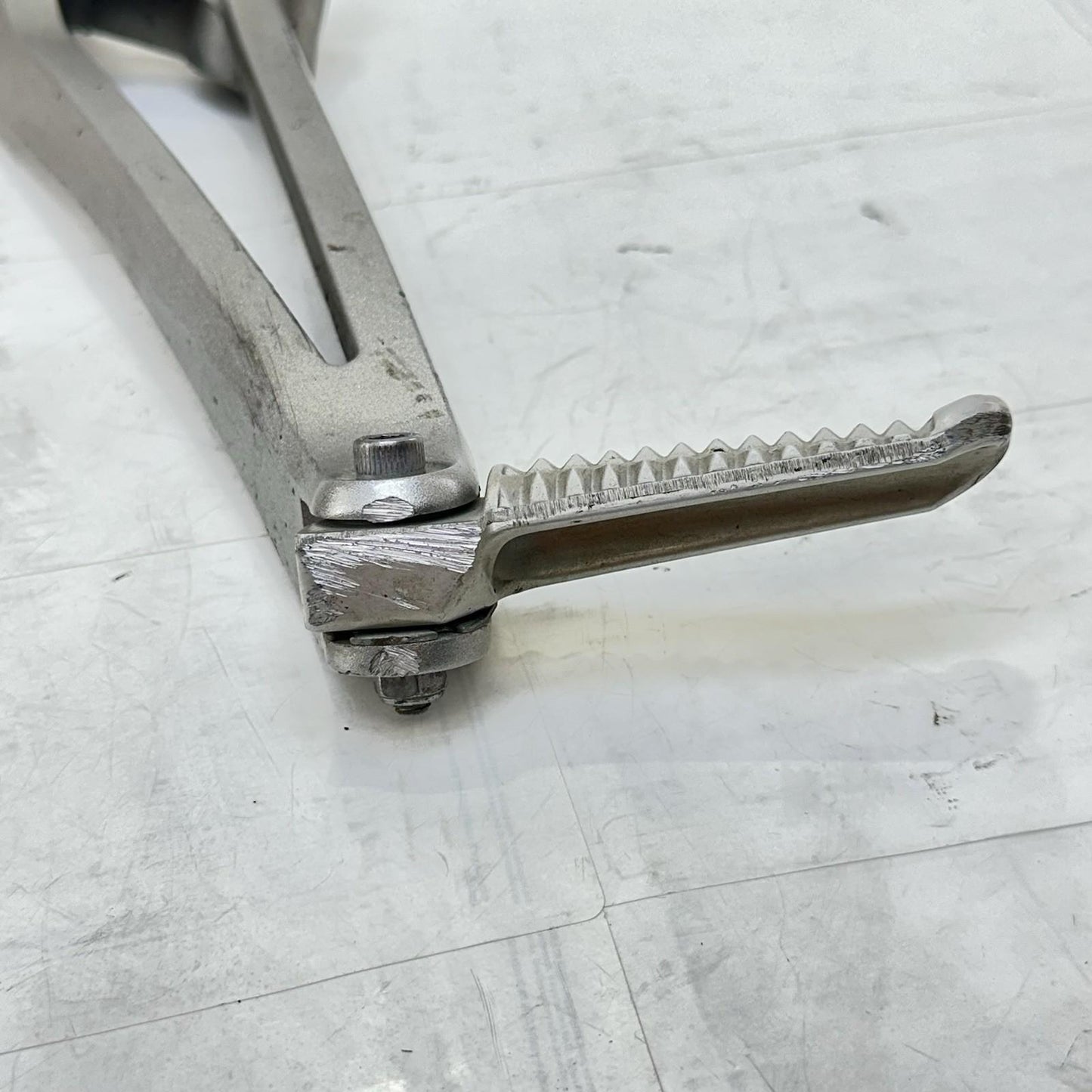 2009 - 2014 YAMAHA YZF R1 PASSENGER PEGS REAR FOOT LEG REST LEFT RIGHT SET STOCK