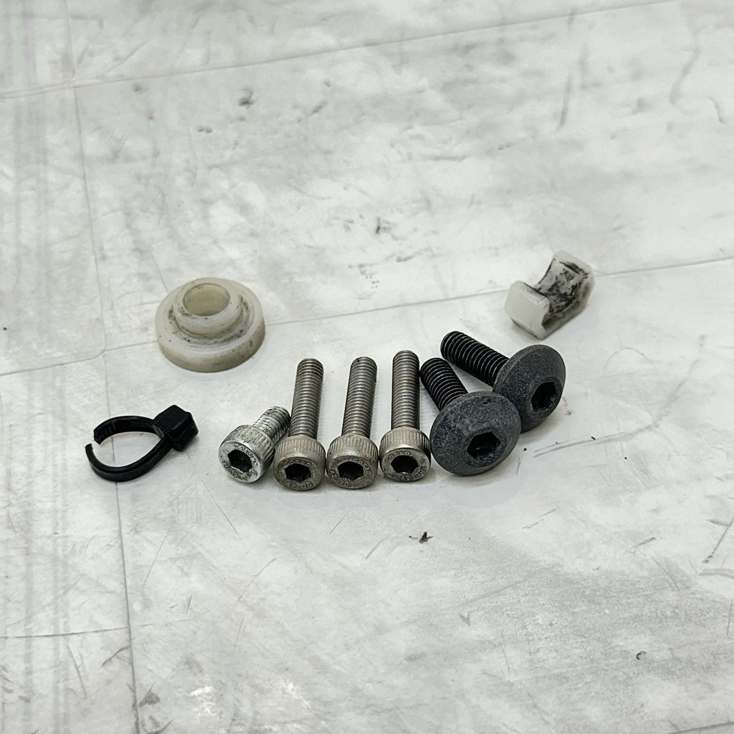 2009 - 2014 YAMAHA YZF R1 IGNITION LOCK SET KEY GAS CAP SEAT LATCH CLAMP BRACKET