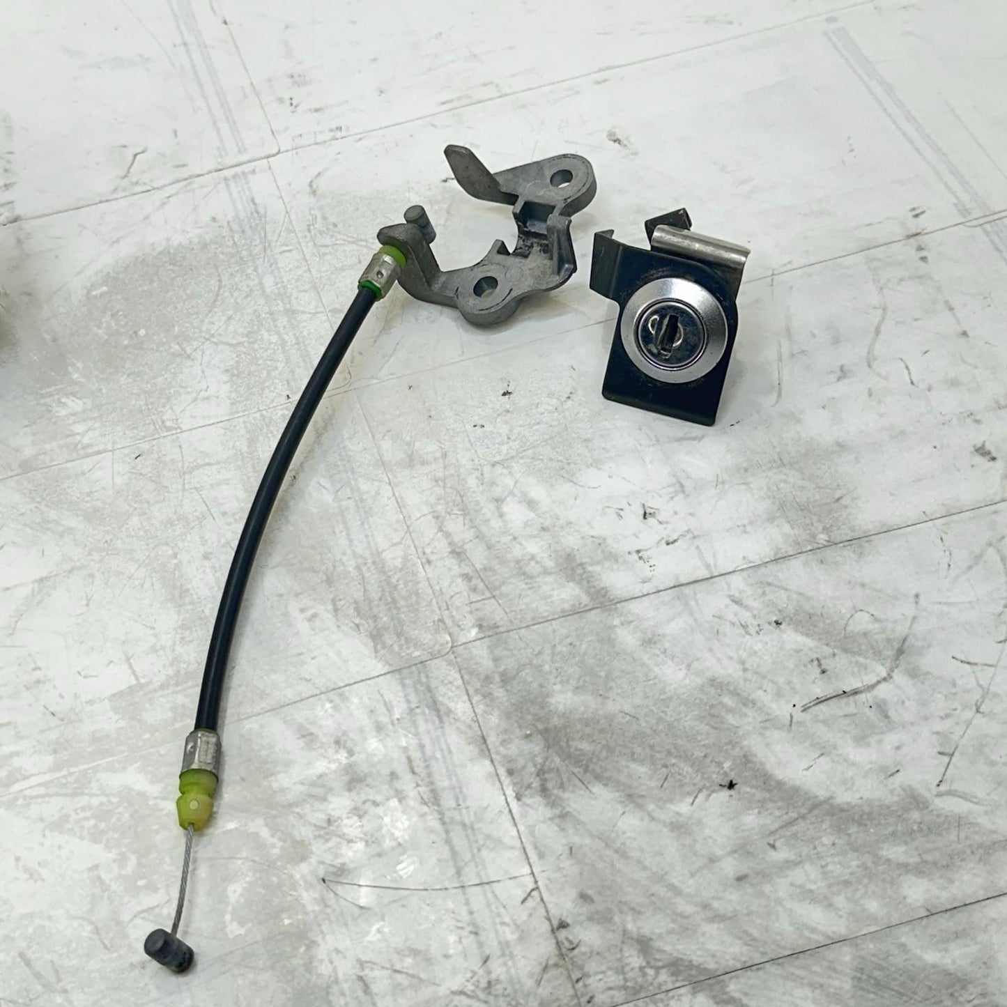 2009 - 2014 YAMAHA YZF R1 IGNITION LOCK SET KEY GAS CAP SEAT LATCH CLAMP BRACKET
