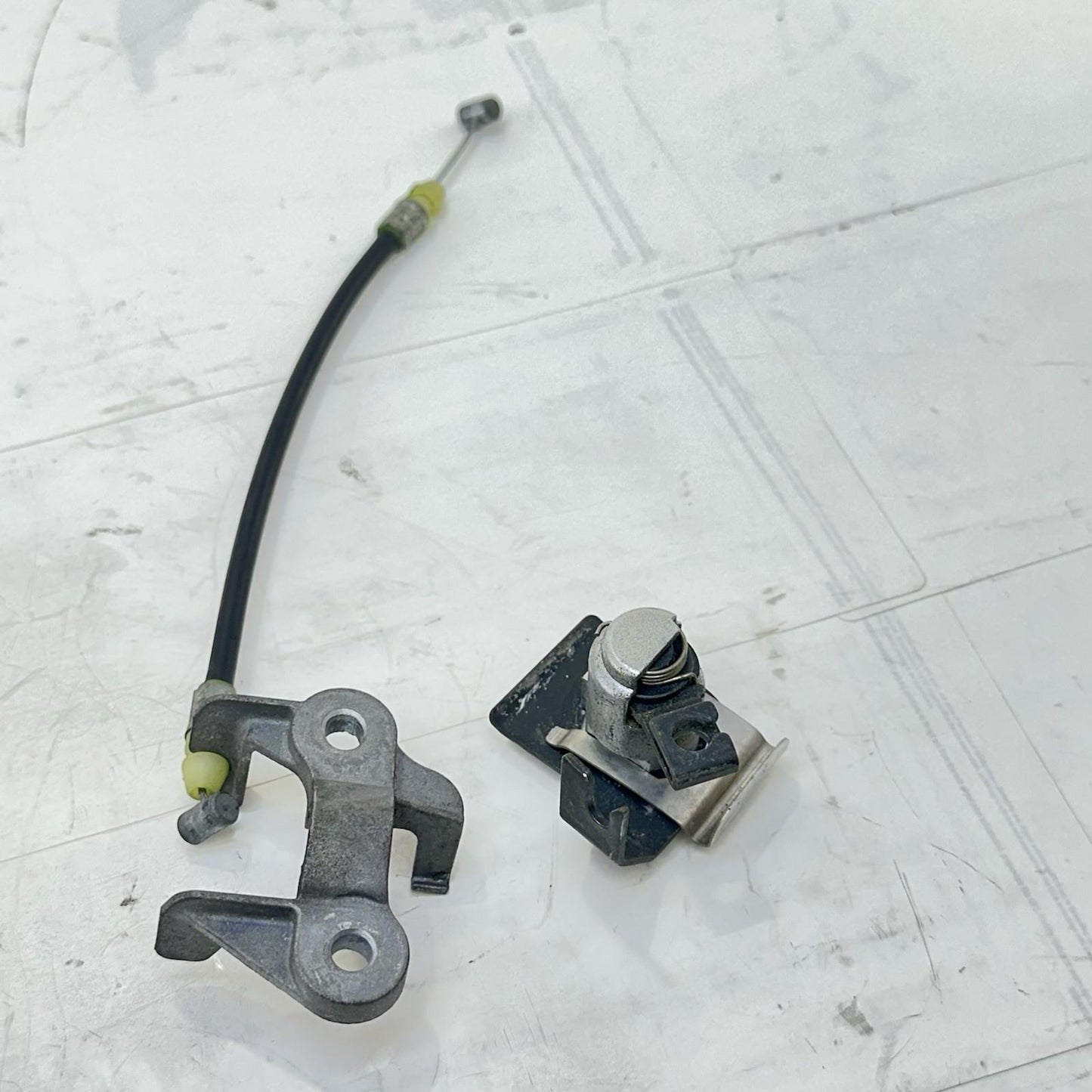 2009 - 2014 YAMAHA YZF R1 IGNITION LOCK SET KEY GAS CAP SEAT LATCH CLAMP BRACKET