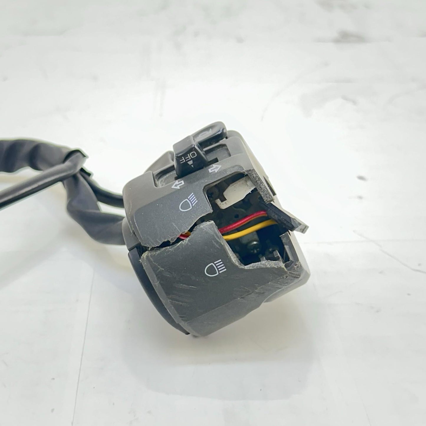 2009 - 2014 YAMAHA YZF R1 LEFT SWITCH LIGHTS HORN TURN SIGNAL CONTROL *CRACKED*