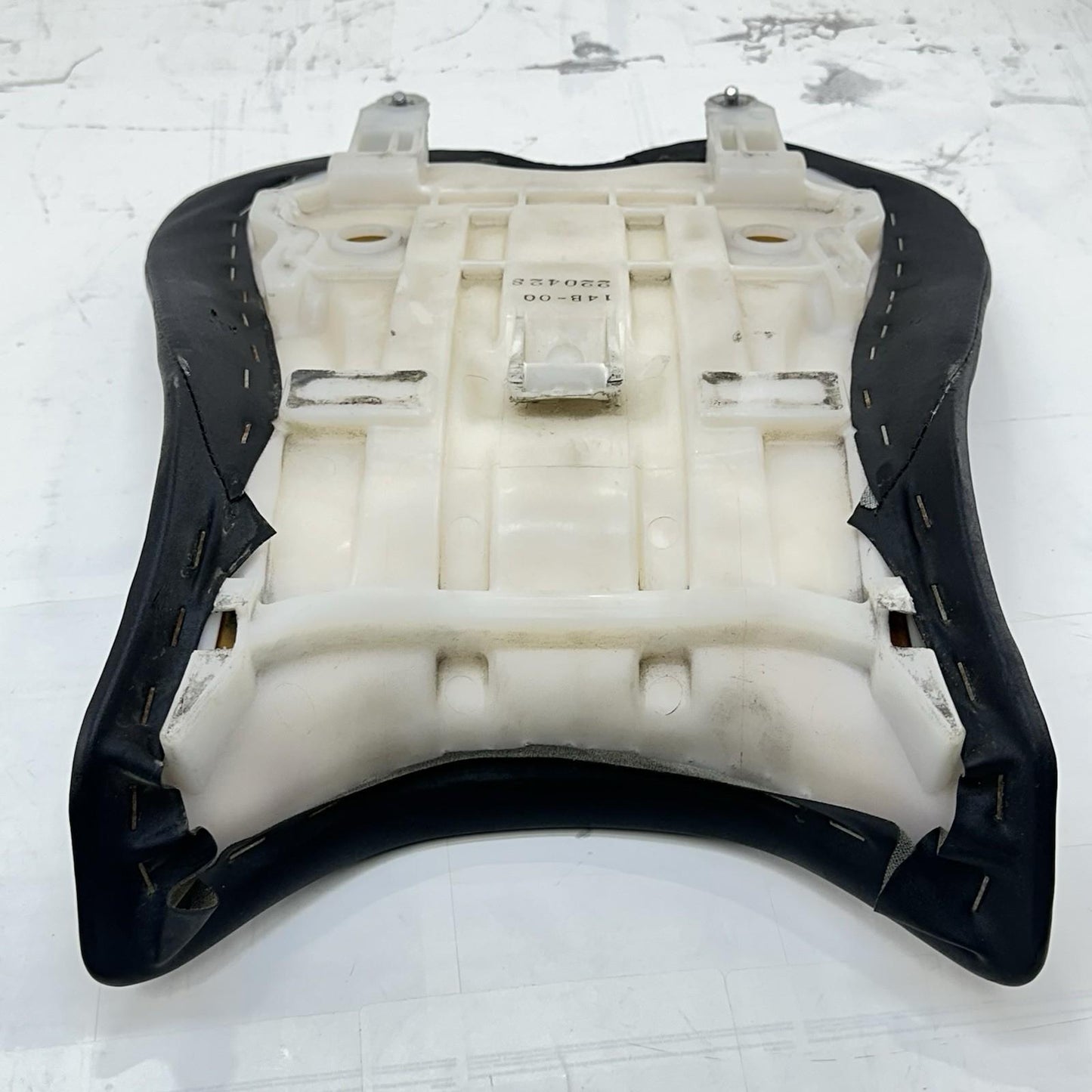 2009 - 2014 YAMAHA YZF R1 DRIVER FRONT SEAT SADDLE CUSHION BLACK STOCK