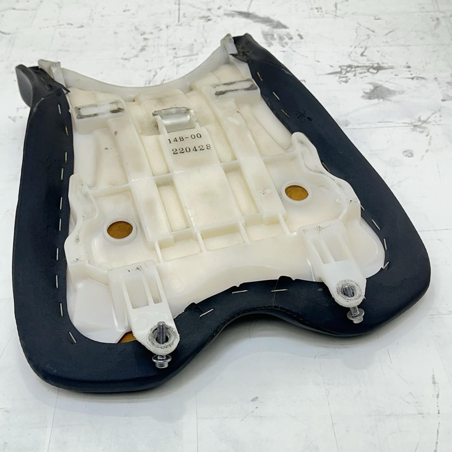 2009 - 2014 YAMAHA YZF R1 DRIVER FRONT SEAT SADDLE CUSHION BLACK STOCK