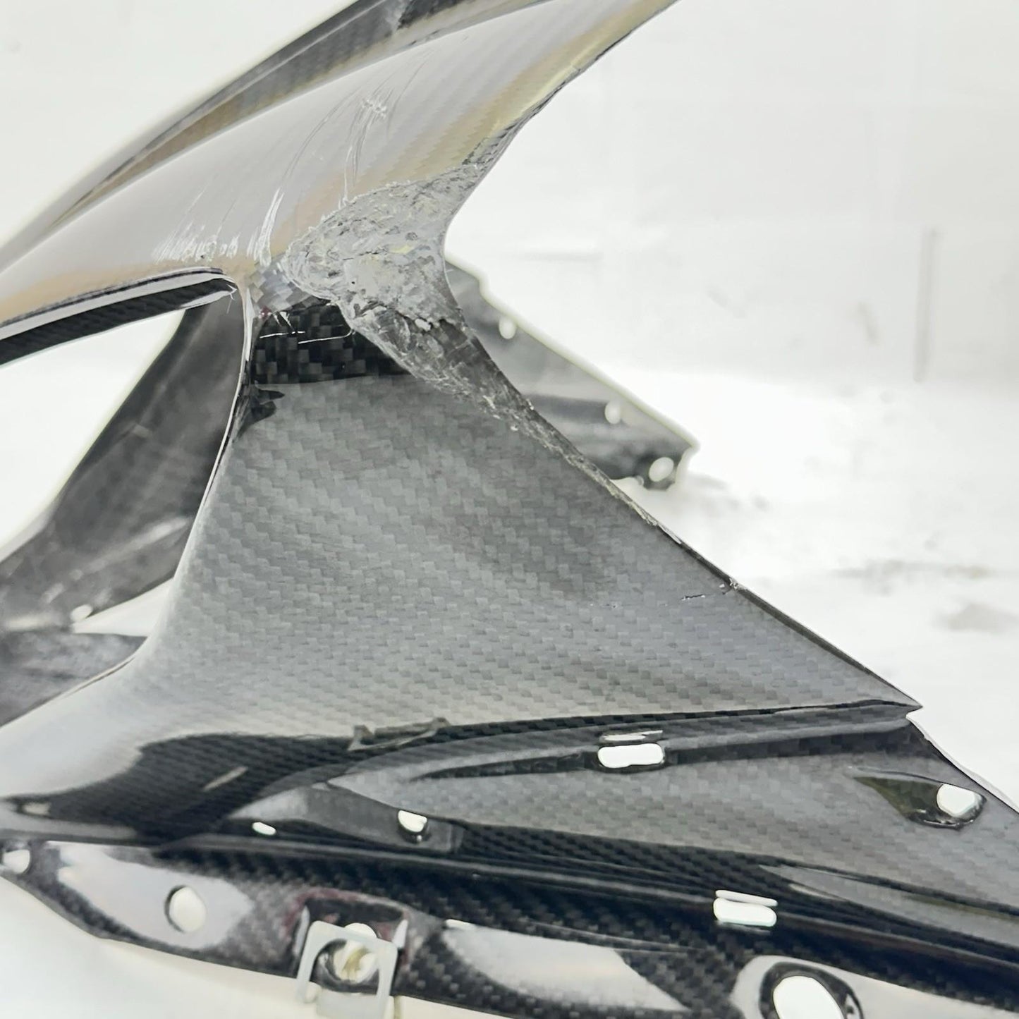 2009 - 2014 YAMAHA YZF R1 FRONT NOSE COWL FAIRING BLACK CARBON FIBER *CRACKED*