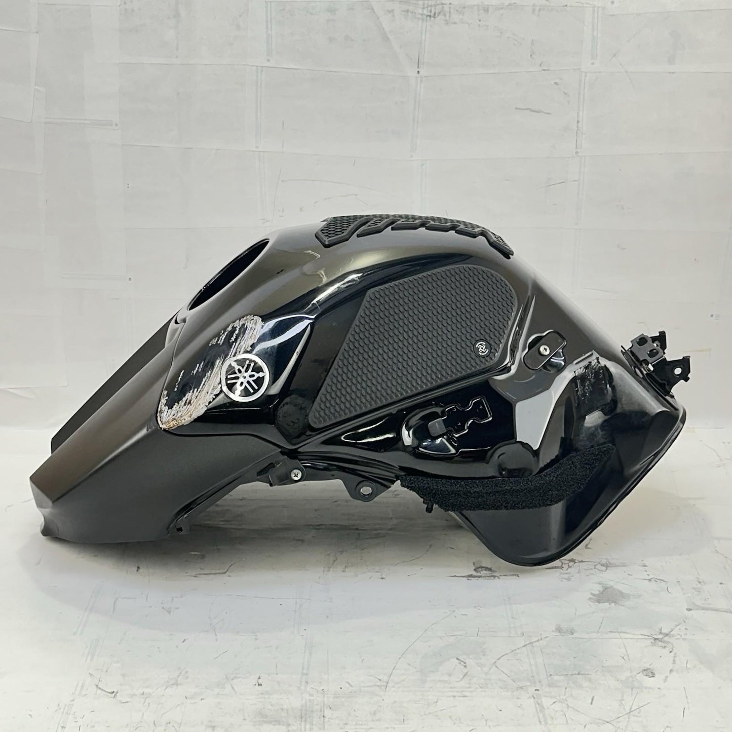 2009 - 2014 YAMAHA YZF R1 FUEL TANK GAS PETROL RESERVOIR BLACK STOCK *SCUFFED*