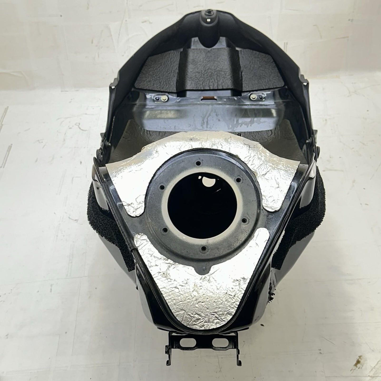 2009 - 2014 YAMAHA YZF R1 FUEL TANK GAS PETROL RESERVOIR BLACK STOCK *SCUFFED*