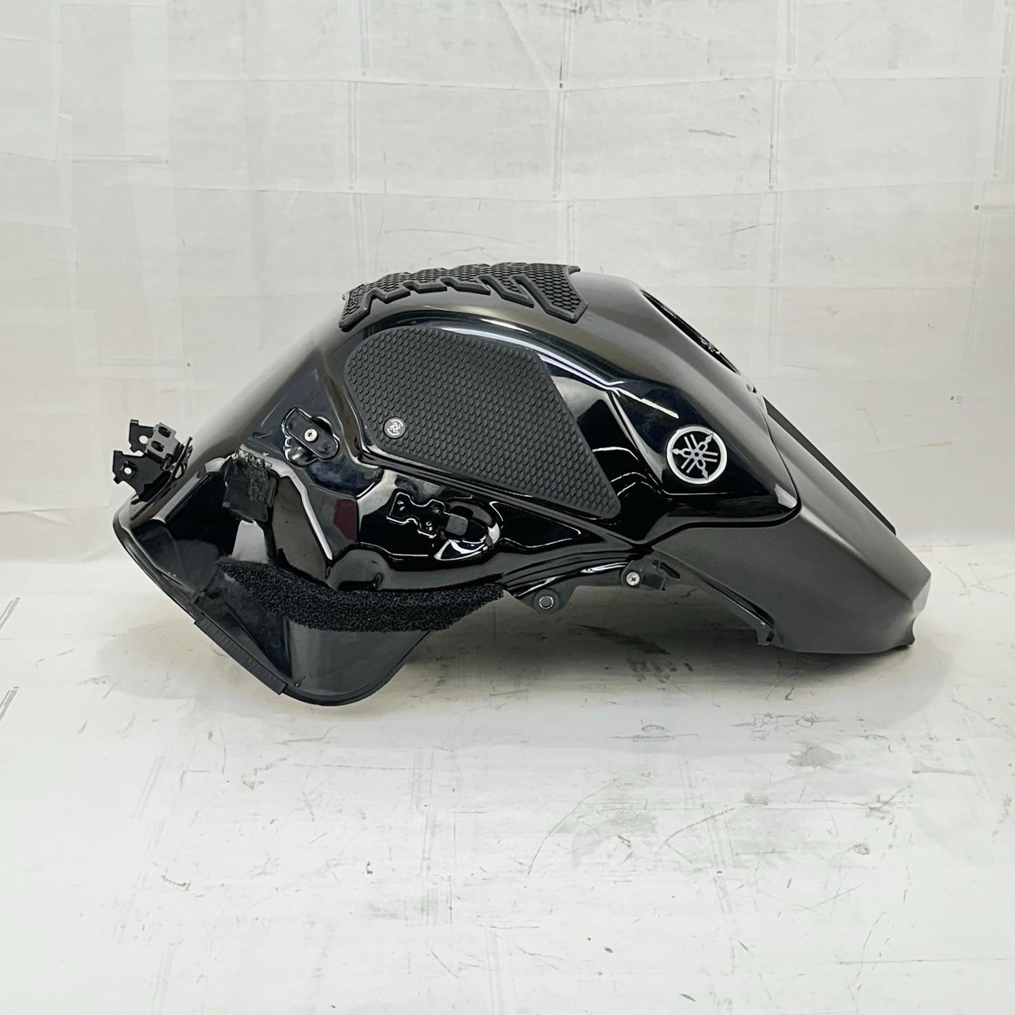 2009 - 2014 YAMAHA YZF R1 FUEL TANK GAS PETROL RESERVOIR BLACK STOCK *SCUFFED*