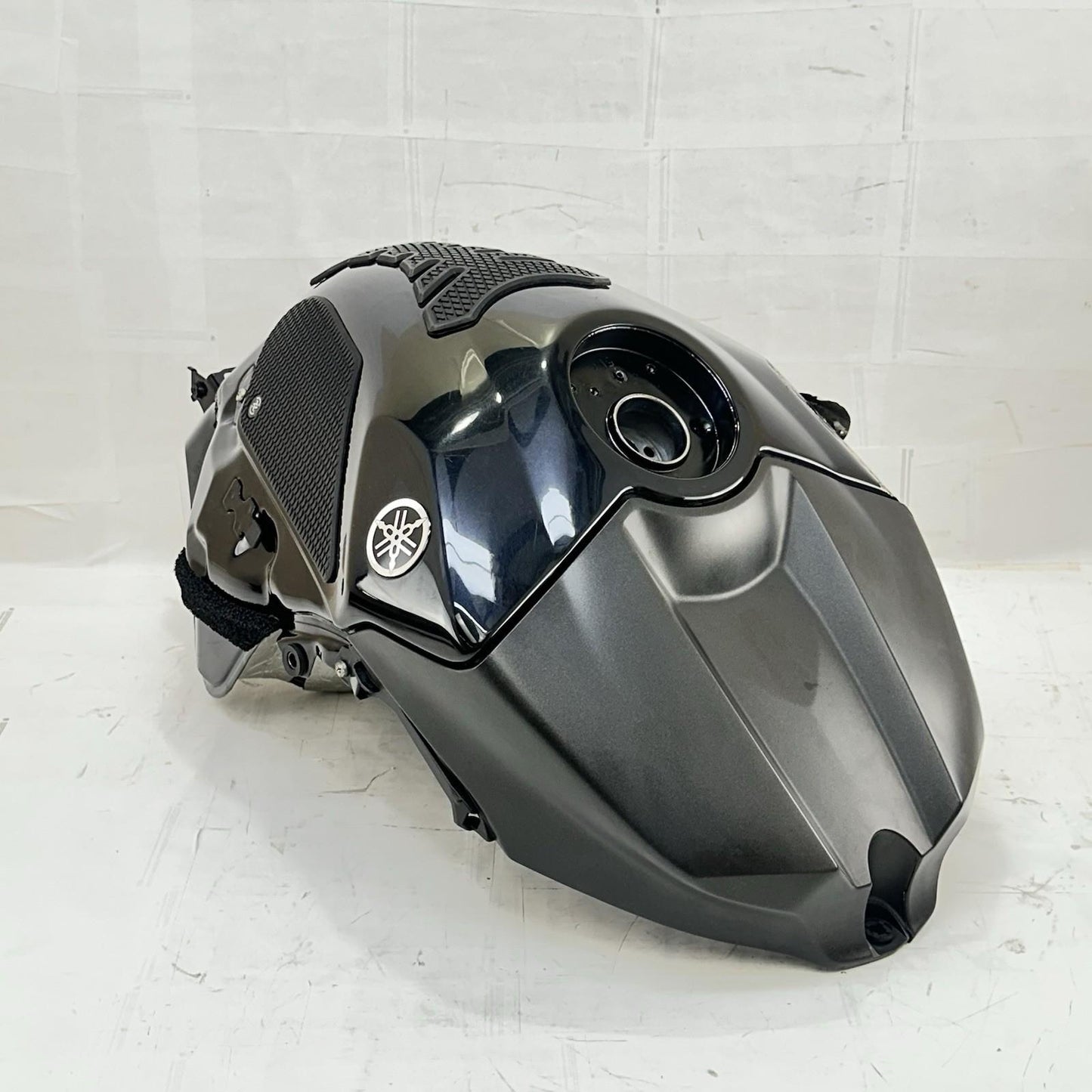 2009 - 2014 YAMAHA YZF R1 FUEL TANK GAS PETROL RESERVOIR BLACK STOCK *SCUFFED*