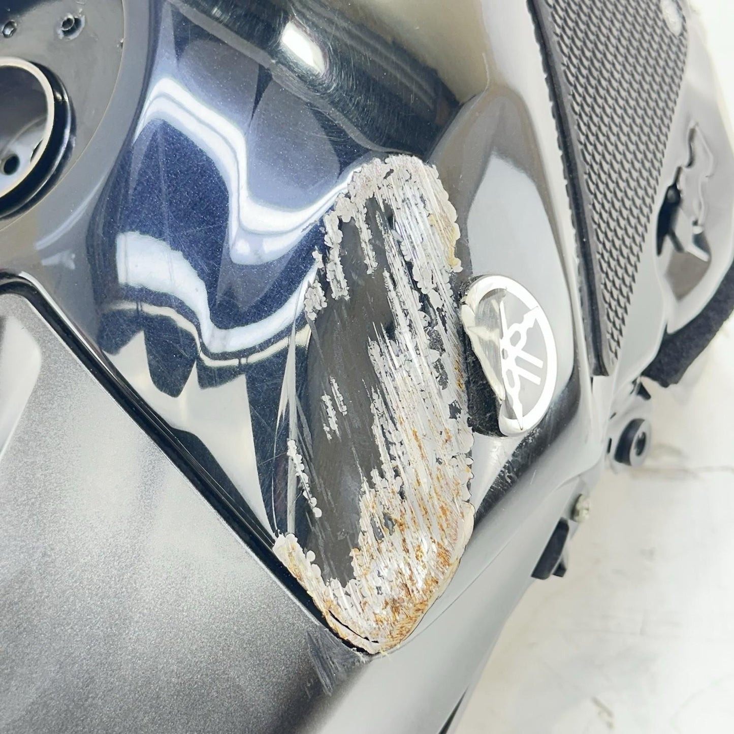 2009 - 2014 YAMAHA YZF R1 FUEL TANK GAS PETROL RESERVOIR BLACK STOCK *SCUFFED*