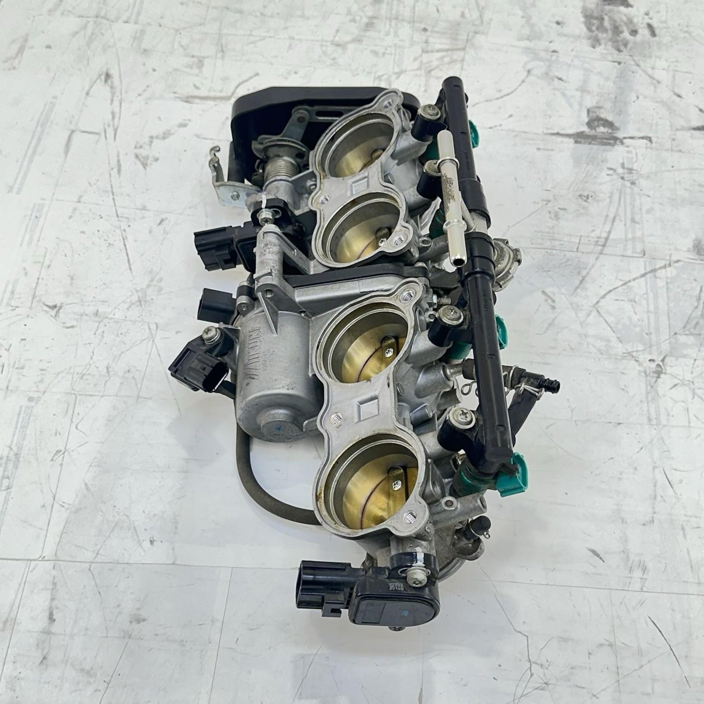 2009 - 2014 YAMAHA YZF R1 THROTTLE BODY MAIN FUEL INJECTION RAILING STOCK