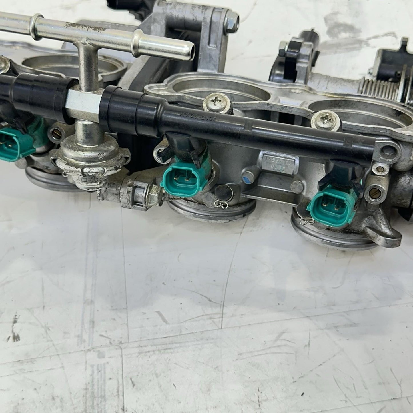 2009 - 2014 YAMAHA YZF R1 THROTTLE BODY MAIN FUEL INJECTION RAILING STOCK