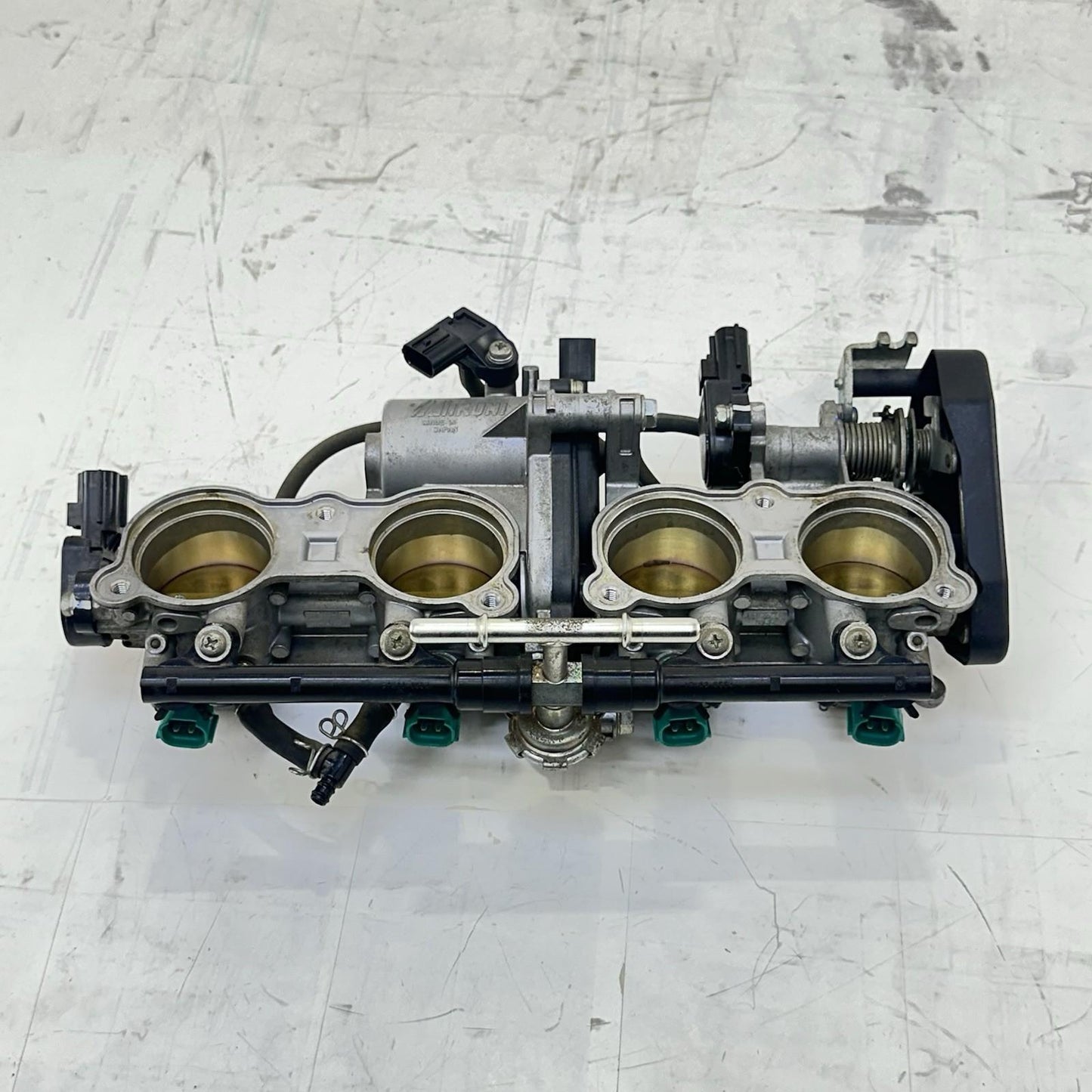 2009 - 2014 YAMAHA YZF R1 THROTTLE BODY MAIN FUEL INJECTION RAILING STOCK