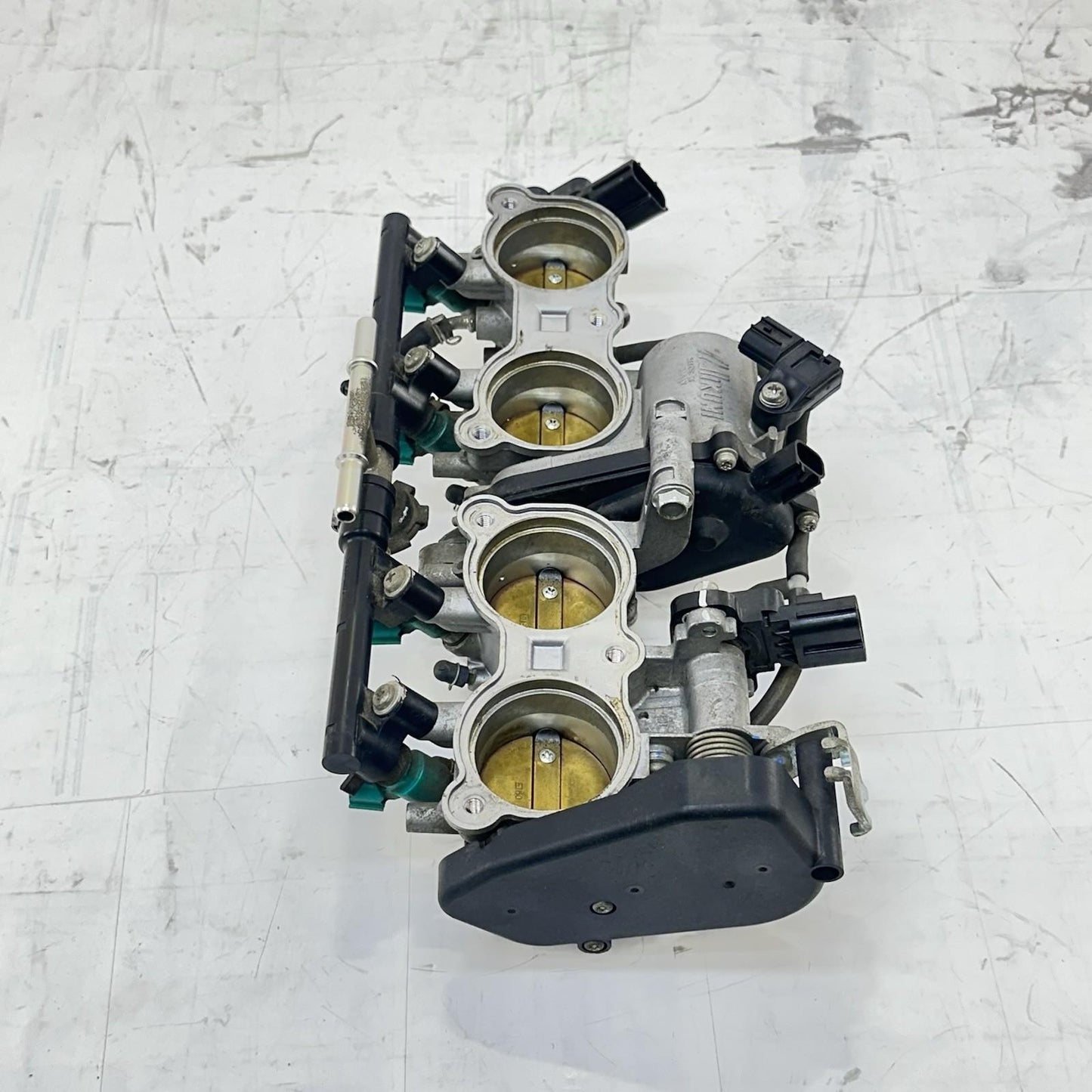 2009 - 2014 YAMAHA YZF R1 THROTTLE BODY MAIN FUEL INJECTION RAILING STOCK