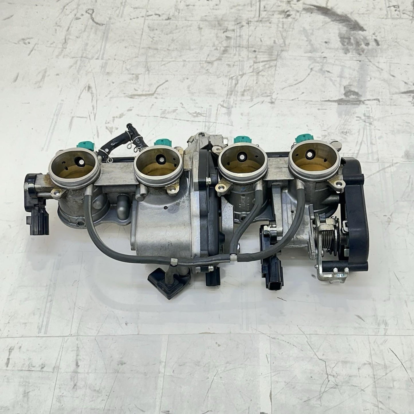 2009 - 2014 YAMAHA YZF R1 THROTTLE BODY MAIN FUEL INJECTION RAILING STOCK