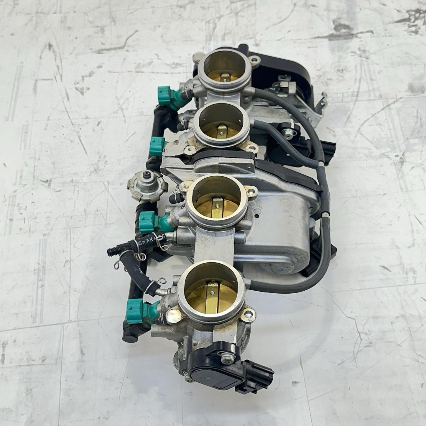 2009 - 2014 YAMAHA YZF R1 THROTTLE BODY MAIN FUEL INJECTION RAILING STOCK