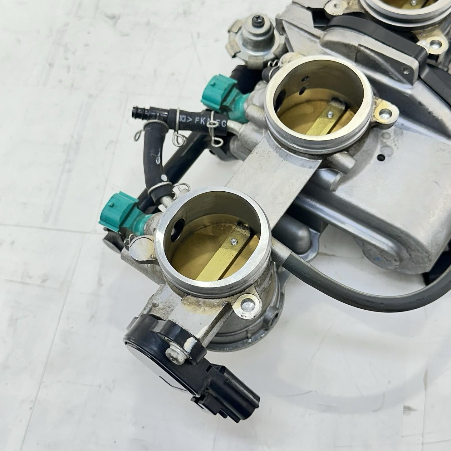 2009 - 2014 YAMAHA YZF R1 THROTTLE BODY MAIN FUEL INJECTION RAILING STOCK