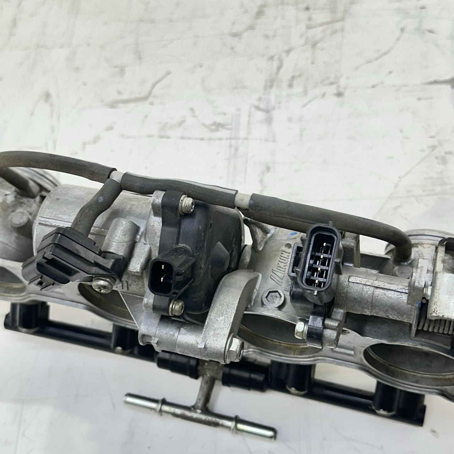 2009 - 2014 YAMAHA YZF R1 THROTTLE BODY MAIN FUEL INJECTION RAILING STOCK