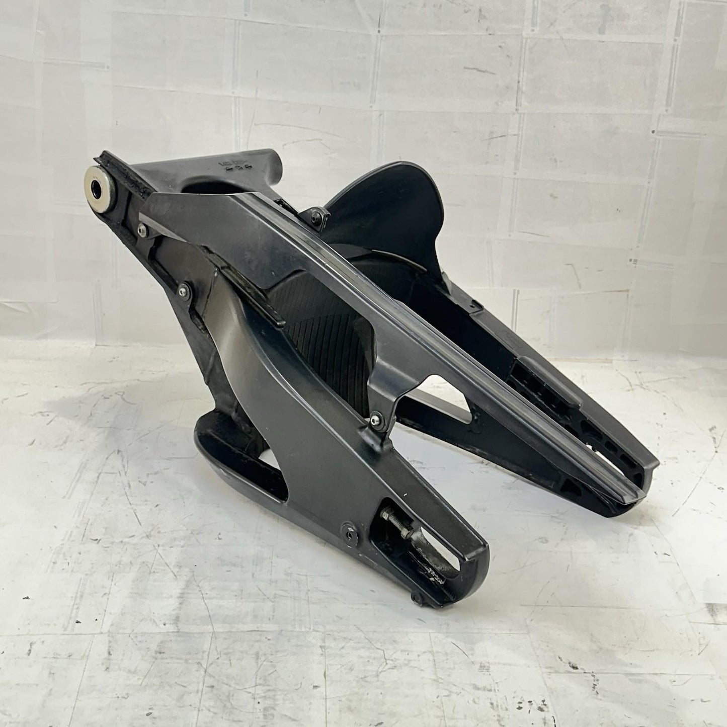 2009 - 2014 YAMAHA YZF R1 SWINGARM REAR SHOCK BACK WHEEL FRAME MOUNT FENDER