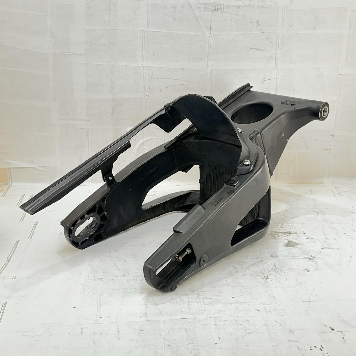 2009 - 2014 YAMAHA YZF R1 SWINGARM REAR SHOCK BACK WHEEL FRAME MOUNT FENDER