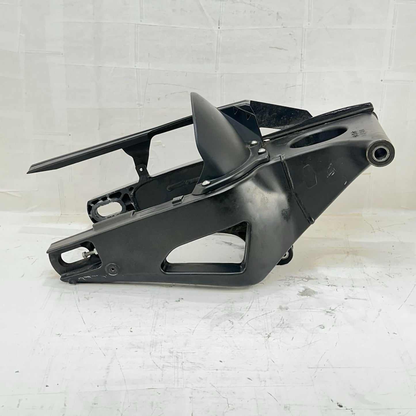 2009 - 2014 YAMAHA YZF R1 SWINGARM REAR SHOCK BACK WHEEL FRAME MOUNT FENDER