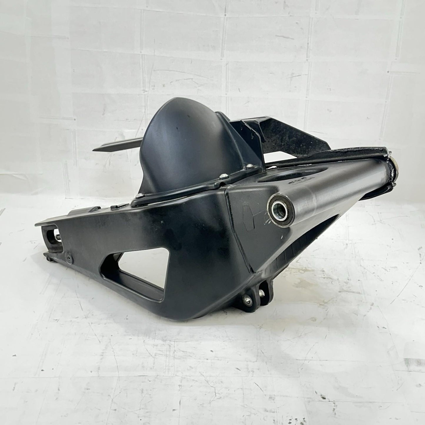 2009 - 2014 YAMAHA YZF R1 SWINGARM REAR SHOCK BACK WHEEL FRAME MOUNT FENDER