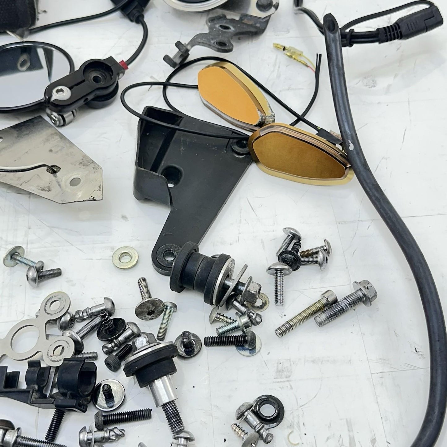 2009 - 2014 YAMAHA YZF R1 BOLTS NUTS SCREWS PARTS HARDWARE MOUNTING LINES WIRES