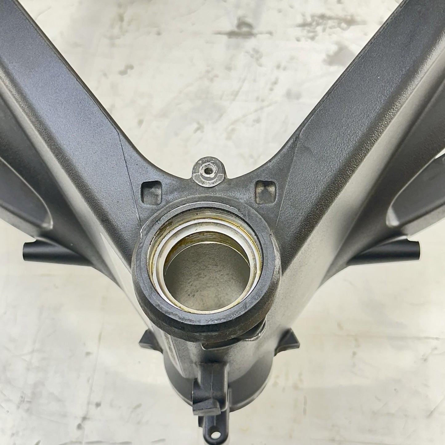 2009 - 2014 YAMAHA YZF R1 MAIN FRAME BODY CHASSIS BLACK