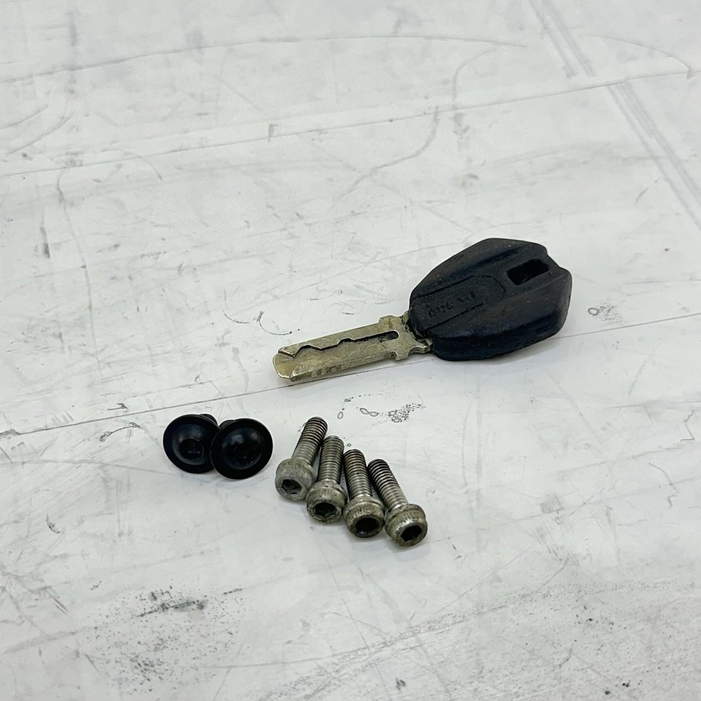 2016 - 2019 DUCATI 959 PANIGALE IGNITION LOCK SET KEY GAS CAP SEAT LATCH SET