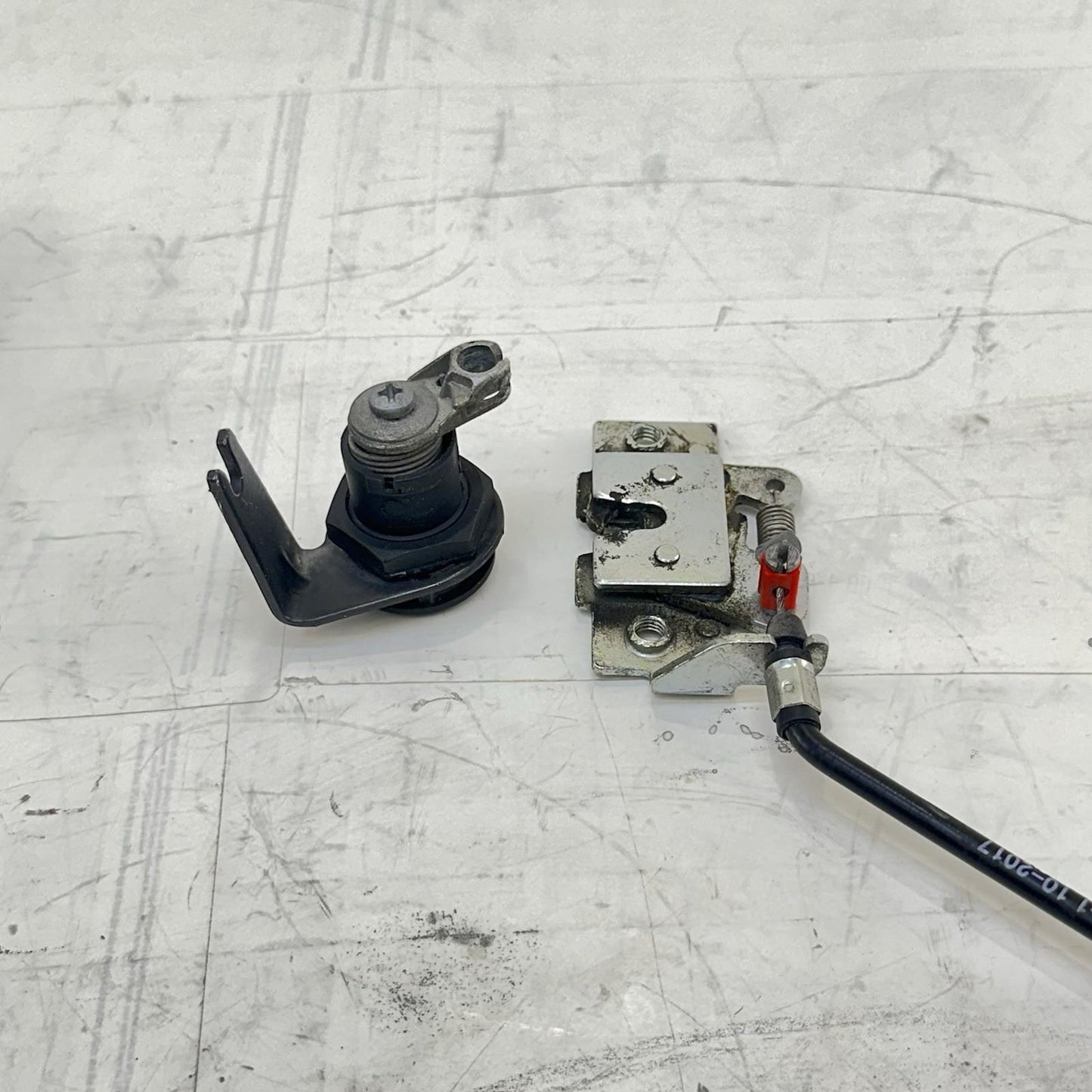 2016 - 2019 DUCATI 959 PANIGALE IGNITION LOCK SET KEY GAS CAP SEAT LATCH SET