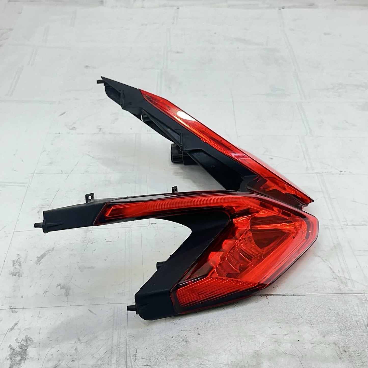 2016 - 2019 DUCATI 959 PANIGALE TAILLIGHT REAR BRAKE LIGHT BACK TAIL LAMP STOCK