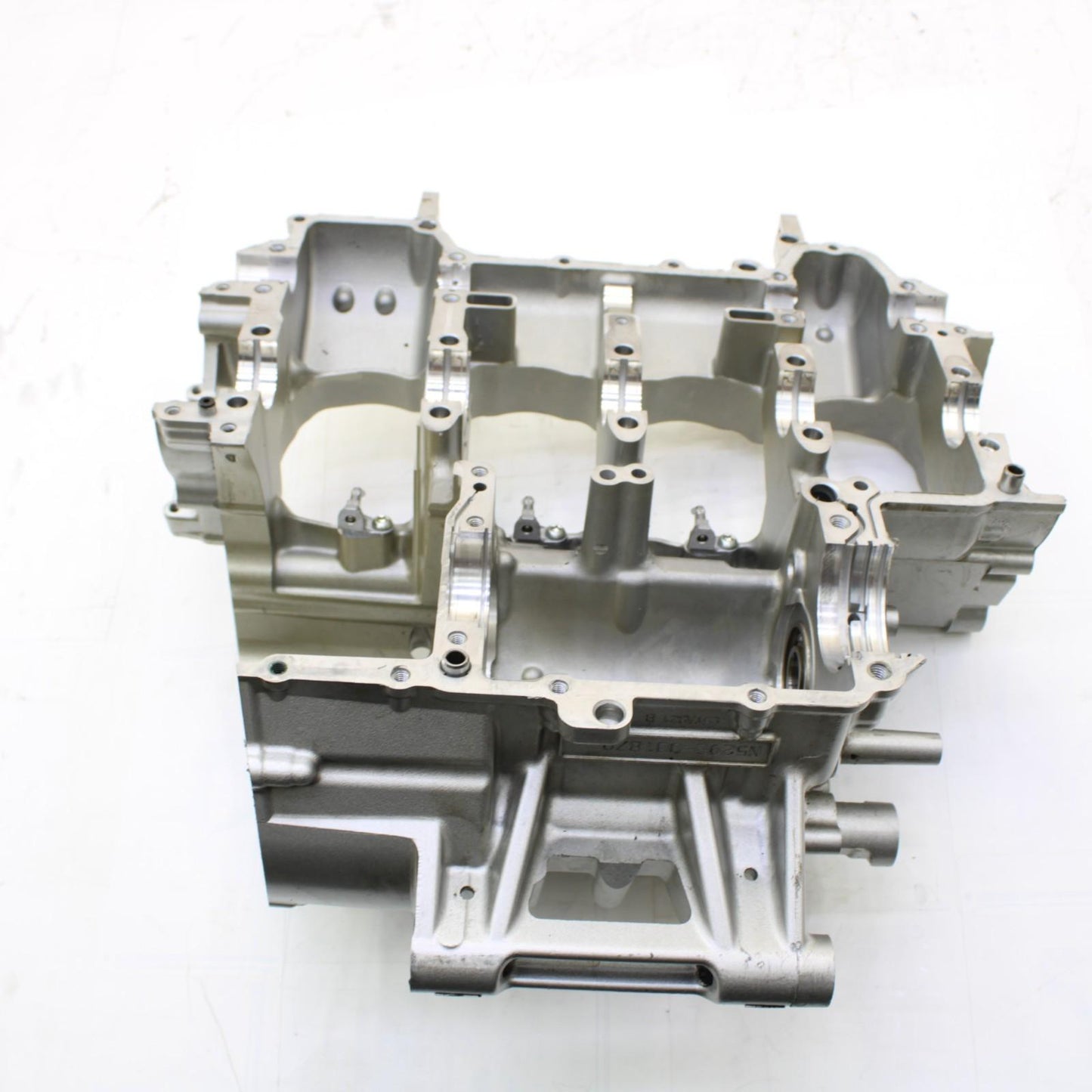 2015 - 2019 YAMAHA YZF R1 CRANKCASE ENGINE BLOCK SILVER CRANK CASE STOCK