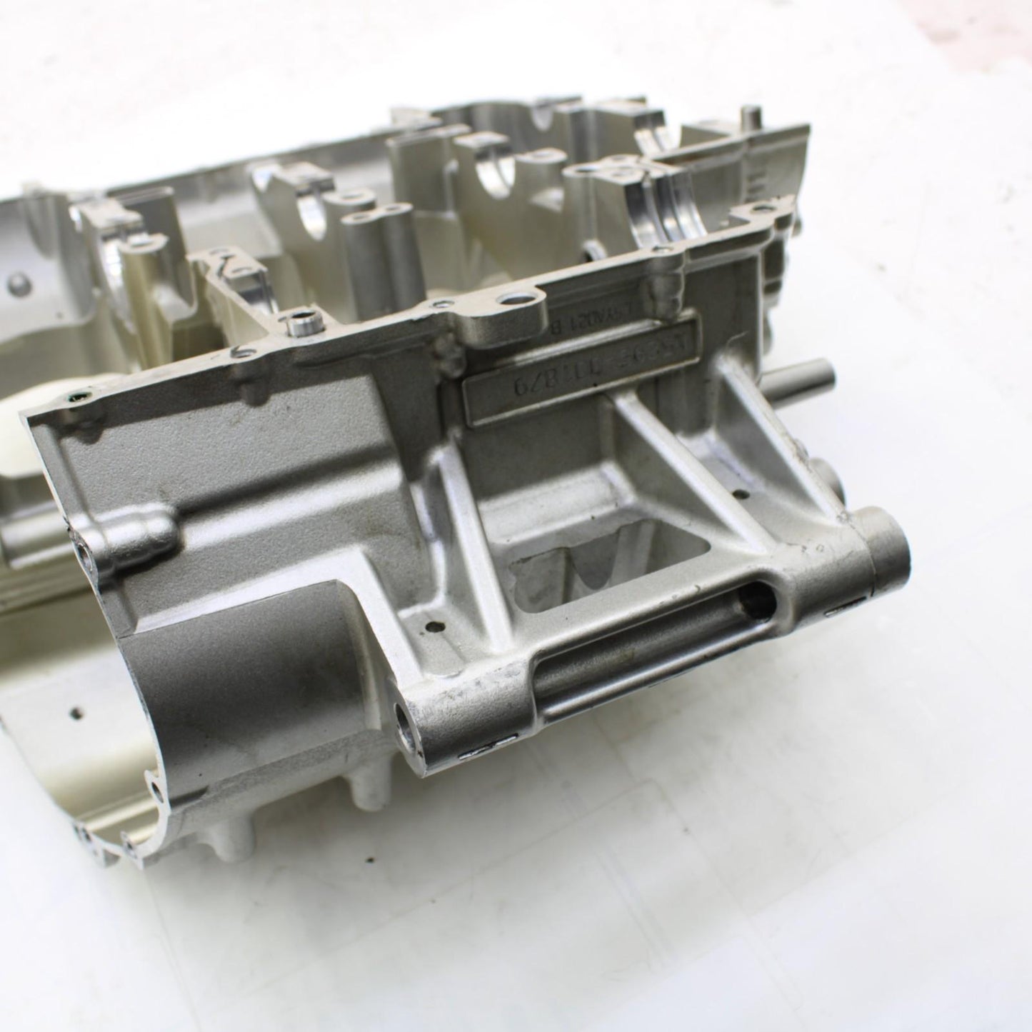 2015 - 2019 YAMAHA YZF R1 CRANKCASE ENGINE BLOCK SILVER CRANK CASE STOCK