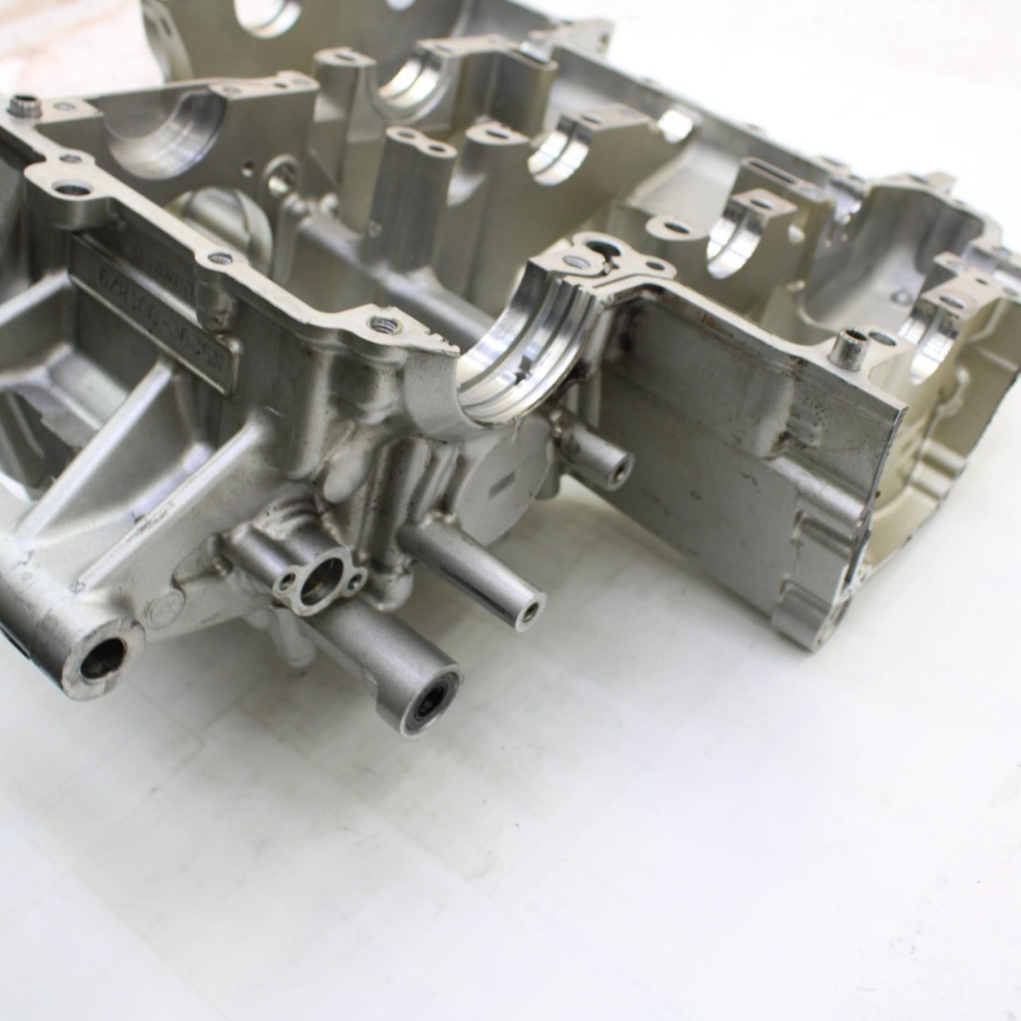 2015 - 2019 YAMAHA YZF R1 CRANKCASE ENGINE BLOCK SILVER CRANK CASE STOCK