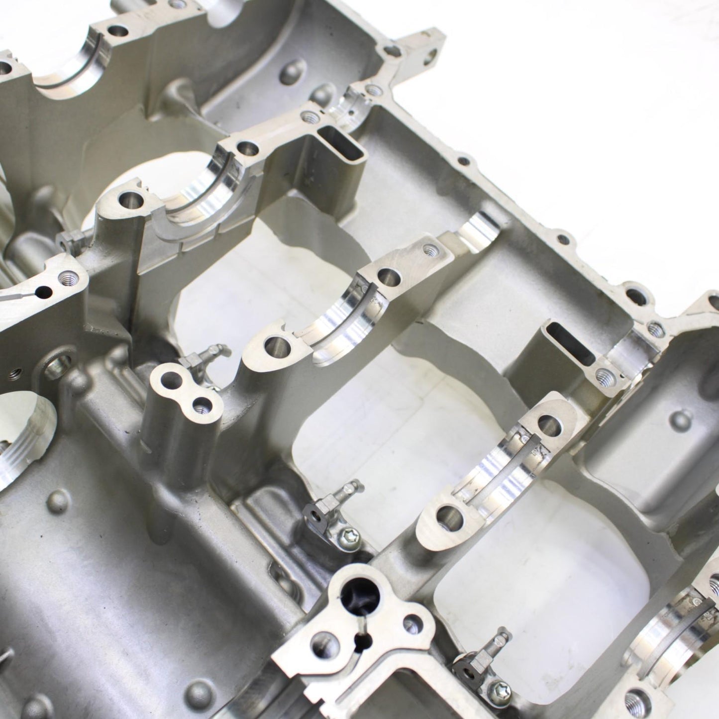 2015 - 2019 YAMAHA YZF R1 CRANKCASE ENGINE BLOCK SILVER CRANK CASE STOCK