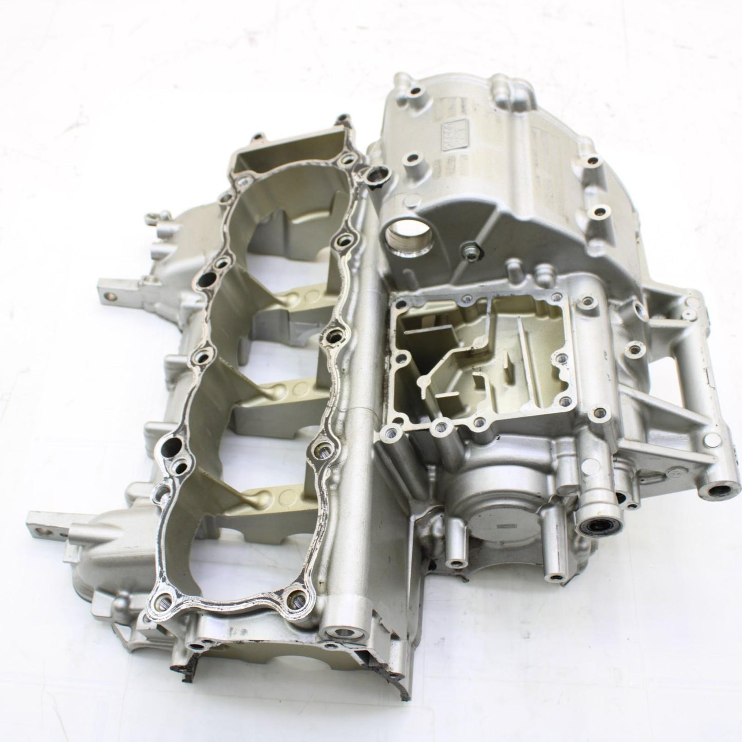 2015 - 2019 YAMAHA YZF R1 CRANKCASE ENGINE BLOCK SILVER CRANK CASE STOCK