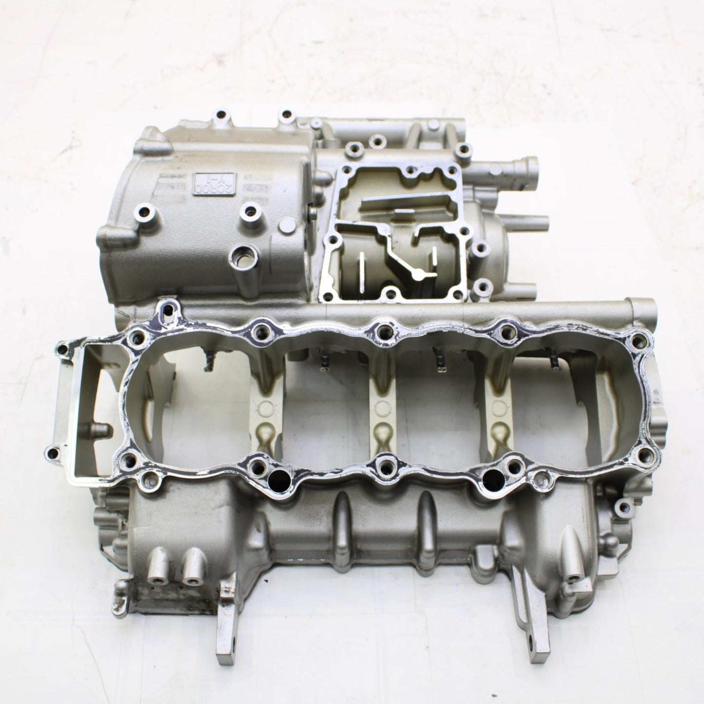 2015 - 2019 YAMAHA YZF R1 CRANKCASE ENGINE BLOCK SILVER CRANK CASE STOCK