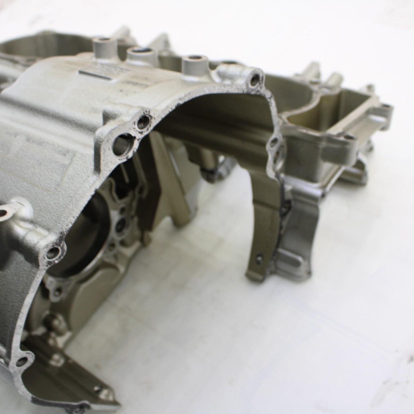 2015 - 2019 YAMAHA YZF R1 CRANKCASE ENGINE BLOCK SILVER CRANK CASE STOCK