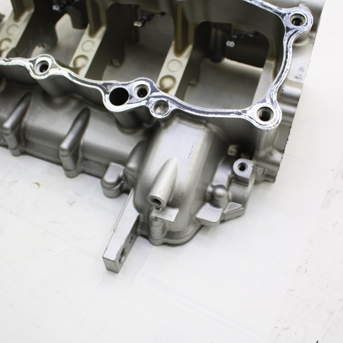 2015 - 2019 YAMAHA YZF R1 CRANKCASE ENGINE BLOCK SILVER CRANK CASE STOCK