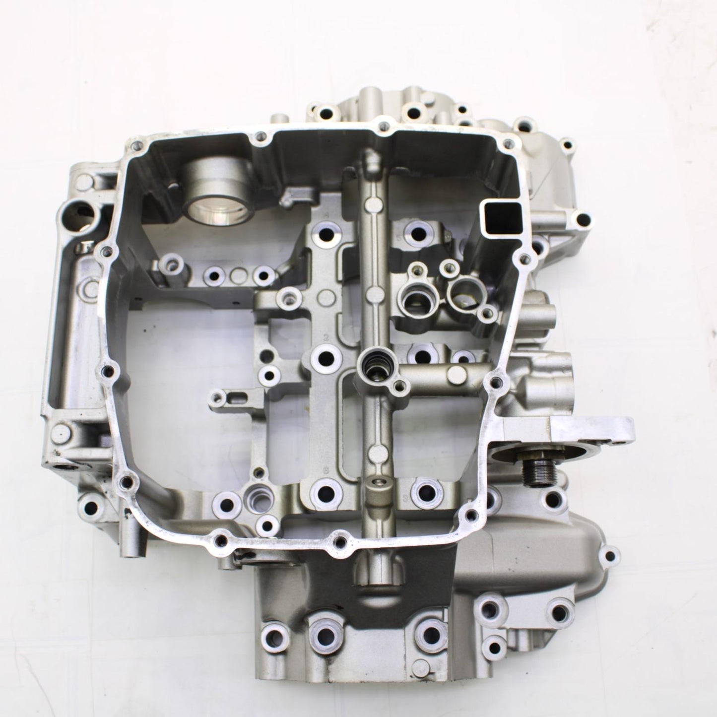 2015 - 2019 YAMAHA YZF R1 CRANKCASE ENGINE BLOCK SILVER CRANK CASE STOCK