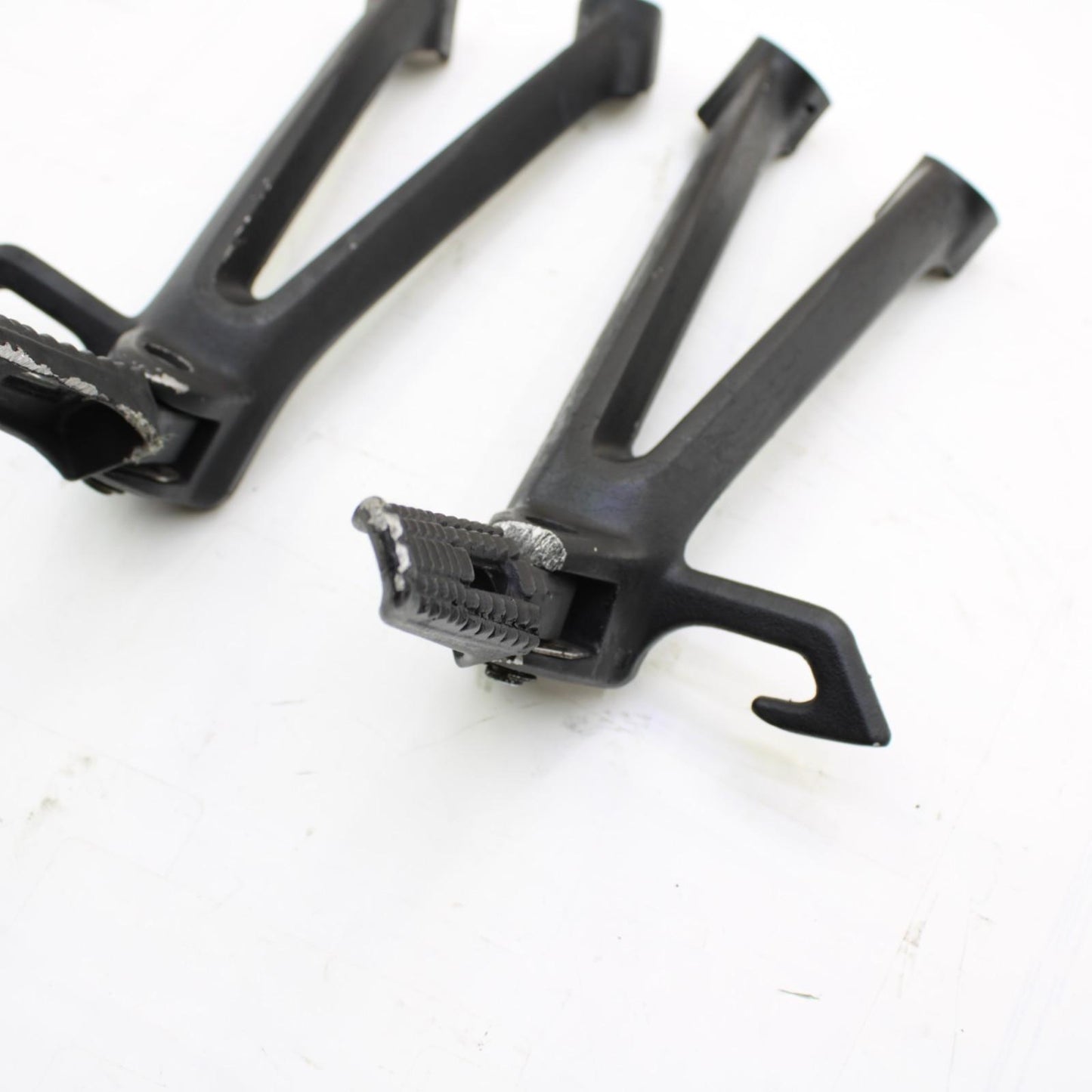 2006 2007 SUZUKI GSXR600 GSXR750 PASSENGER PEGS Rear Foot Peg Bracket Left Right