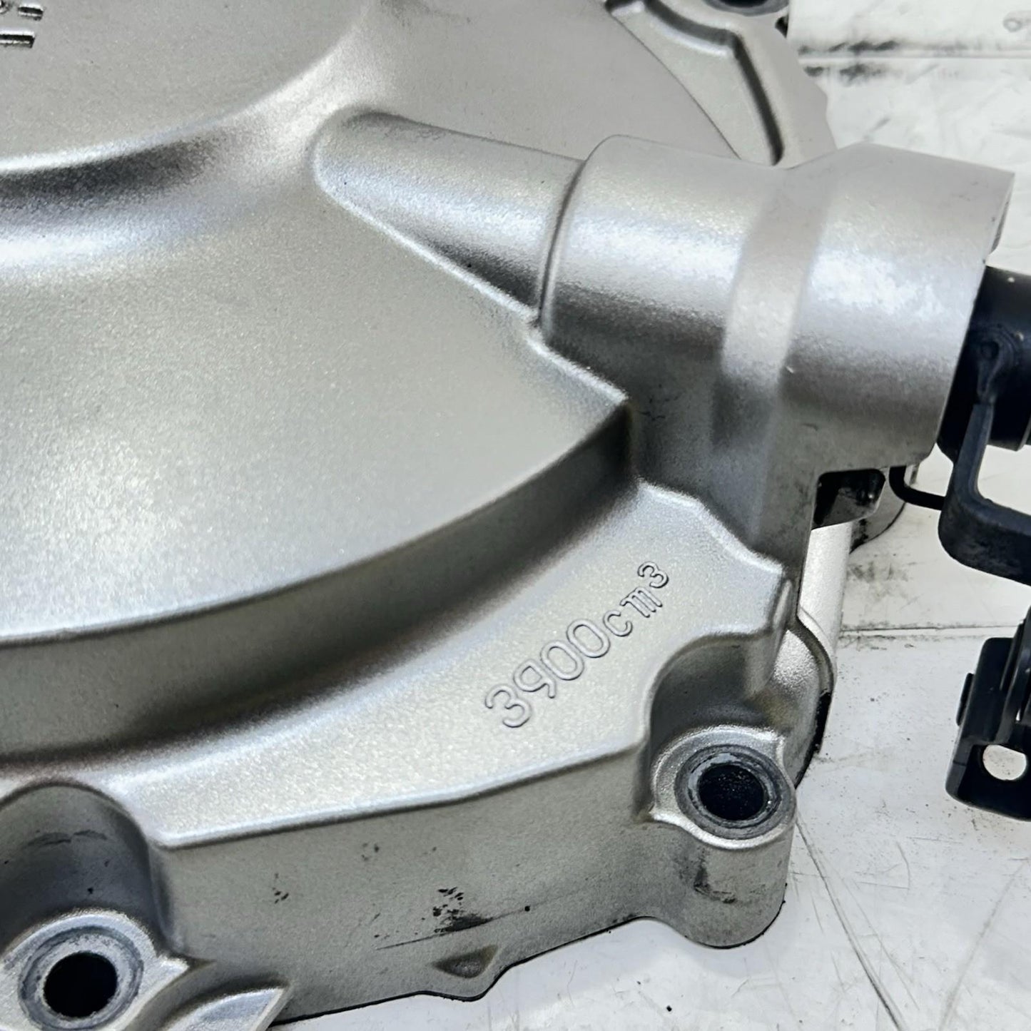 2016 - 2019 YAMAHA YZF R1 CLUTCH COVER SIDE ENGINE MOTOR TRIM PANEL BOLTS STOCK